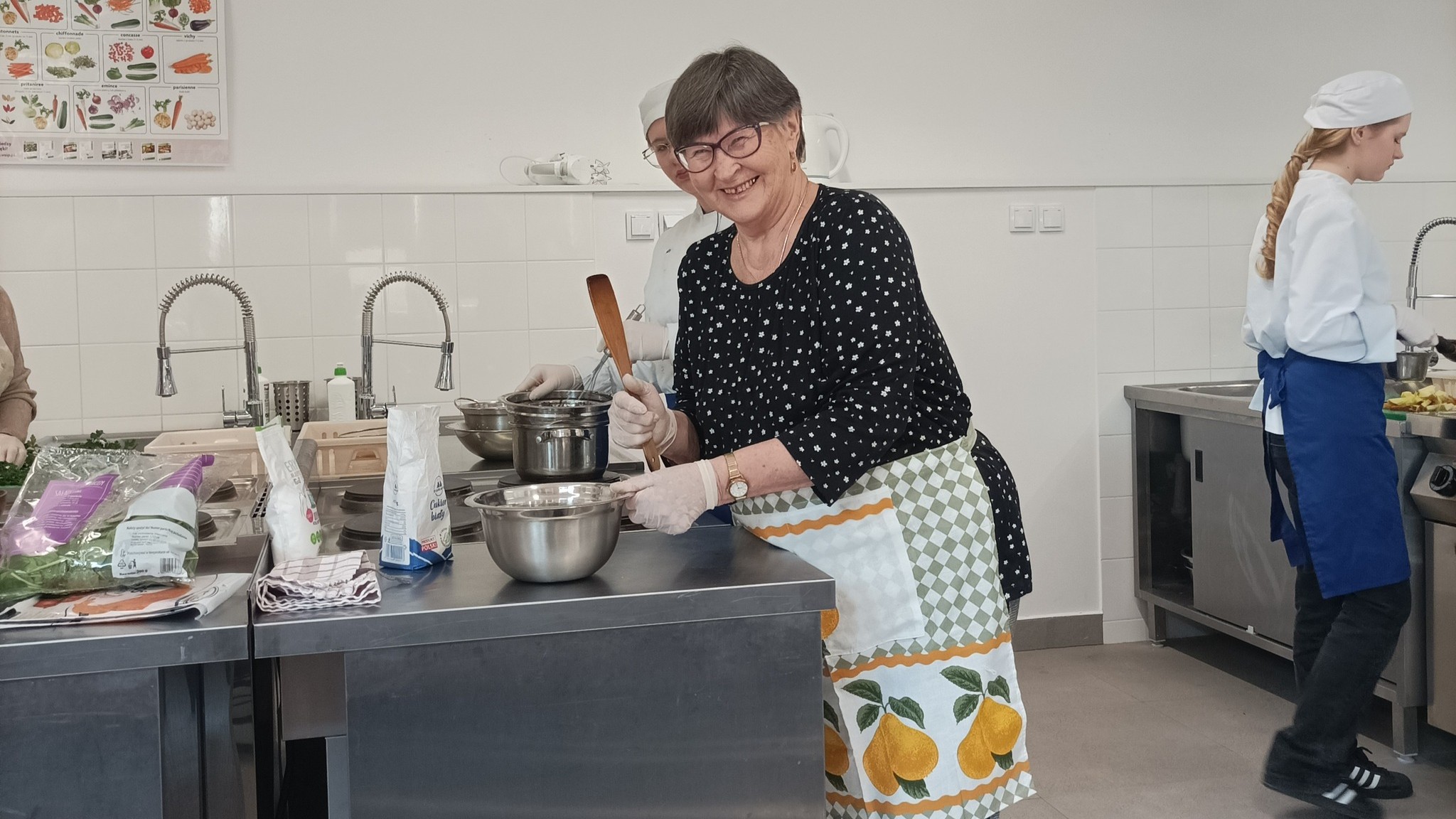 Wspólne przygotowanie posiłków przez seniorów i uczniów z PZSP